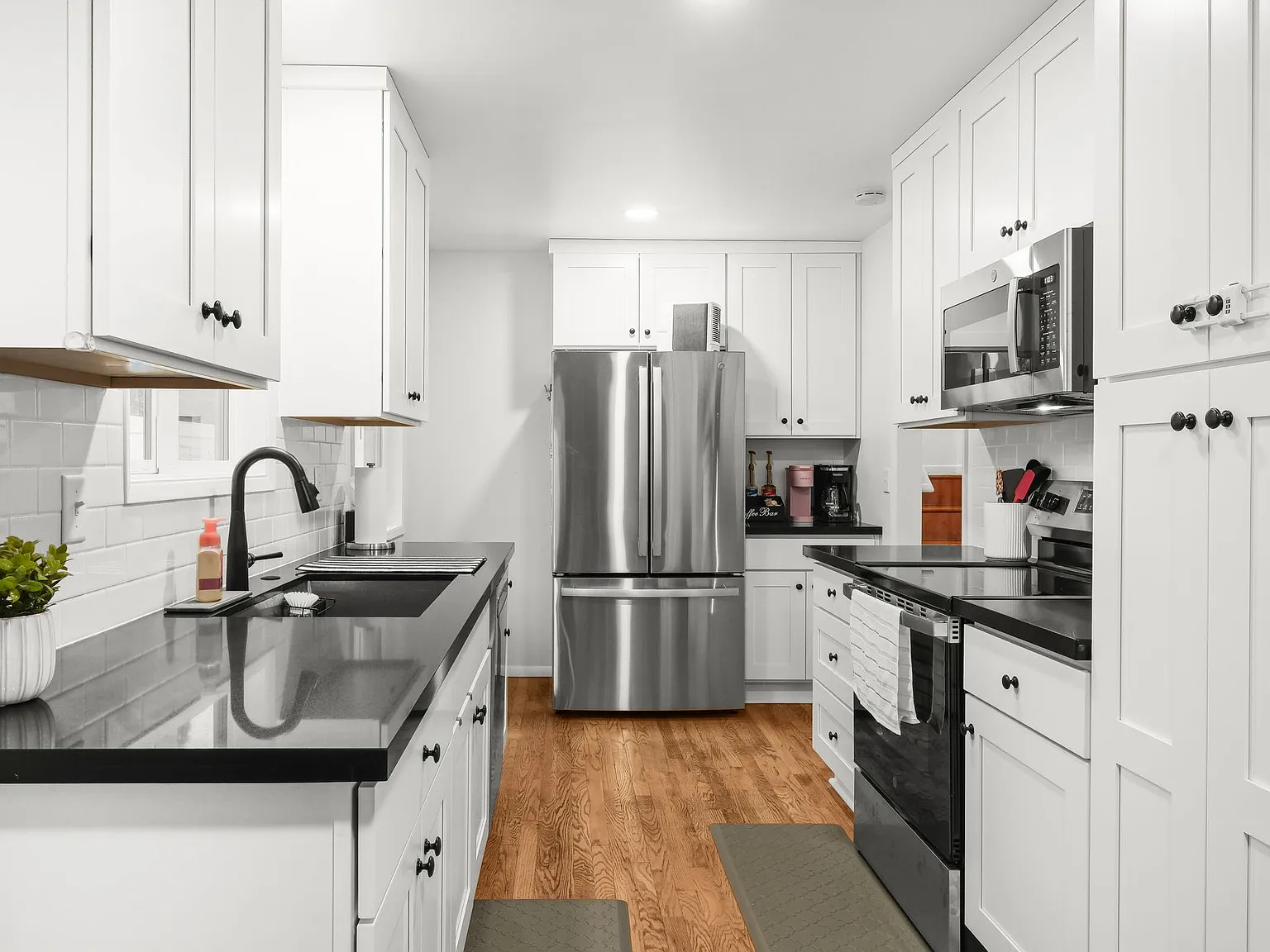 2 bed, 900 sqft, $4,200 — Photo 1