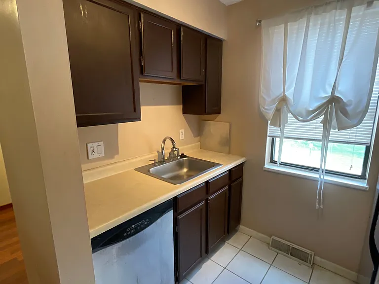 210 Woodhaven Dr — Photo 10