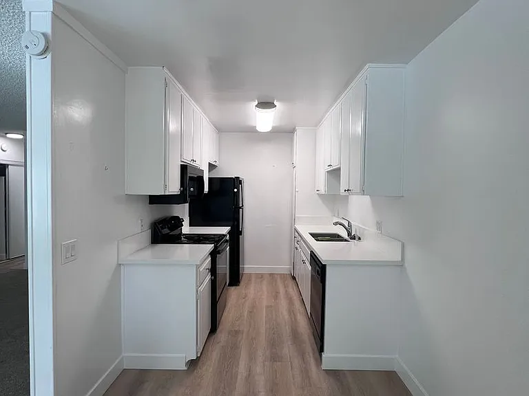 Pacific Breeze Apartments — Photo 5