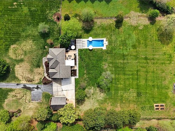 5th image of 1512 Gray Rock Rd
