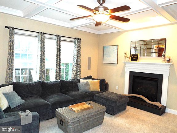 3rd image of 7923 Darby Ln
