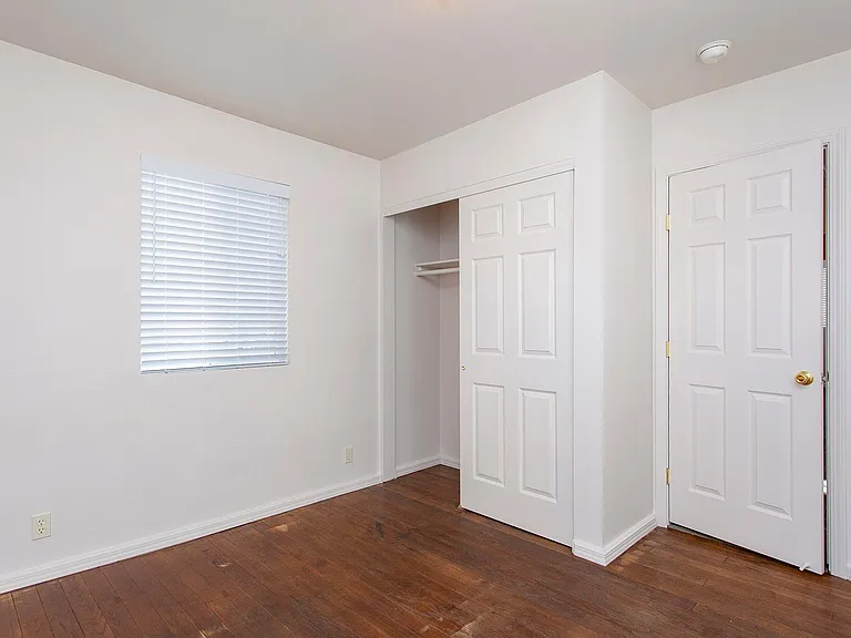 425 Stewart St — Photo 6