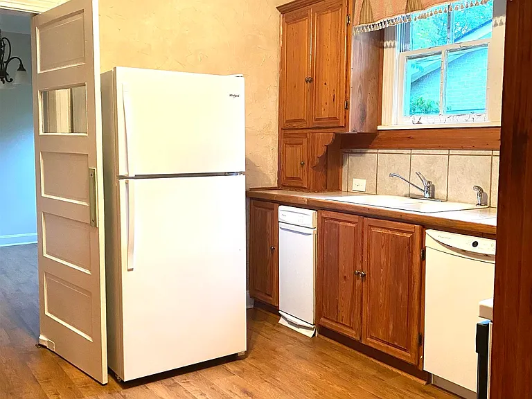 1009 E Main St — Photo 3