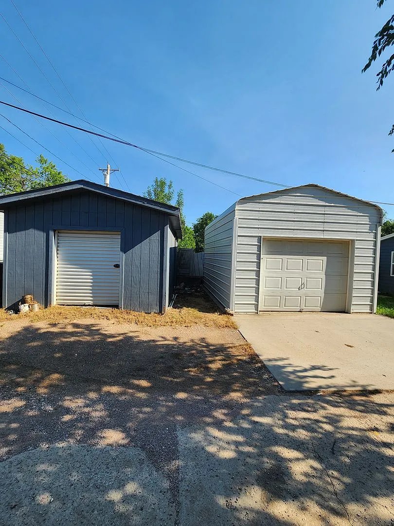 Charming Old-School 4-bedroom Home for Rent! — Photo 2