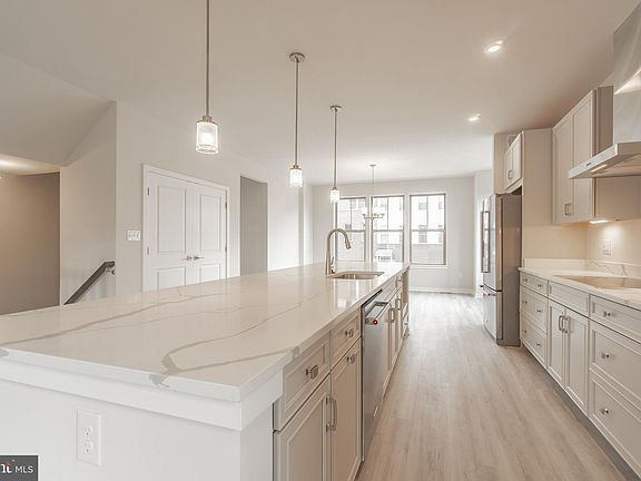 3rd image of 2615 Loganberry Dr