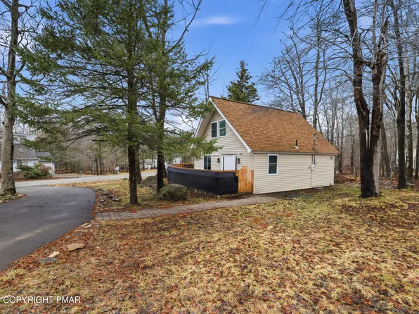 838 Country Place Dr, Tobyhanna, PA 18466