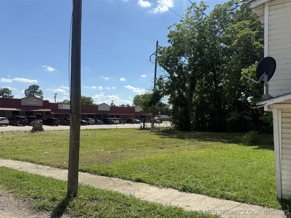120 S 1st St, Stilwell, OK 74960