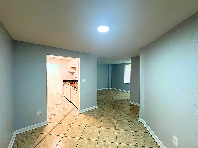 Willow Tree Apartments — Photo 25