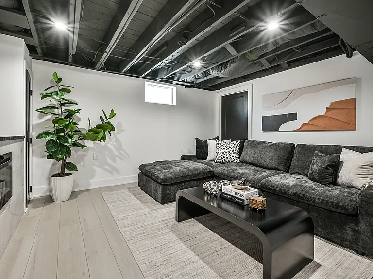 2058 Carrollton Ave — Photo 43