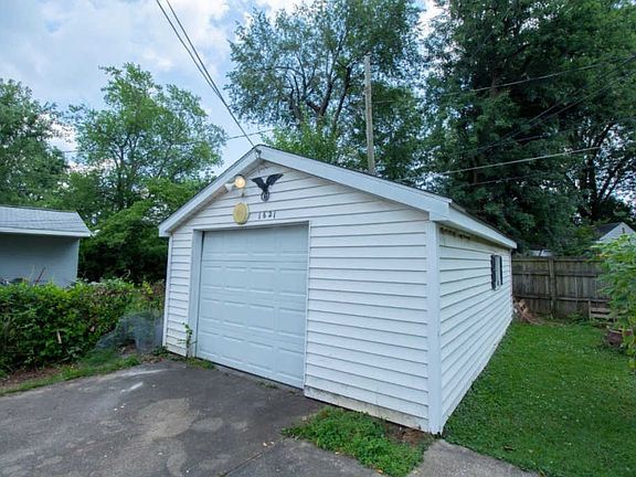 3rd image of 1621 E Blackford Ave