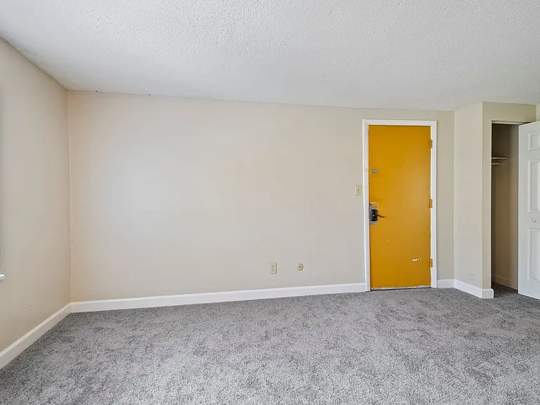 Balsam Avenue Apartments - The Courts — Photo 30