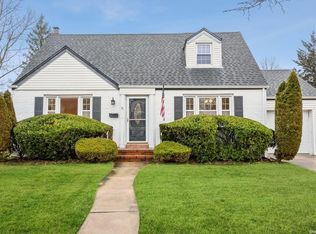 11 Leeds Ct, Rockville Centre, NY 11570