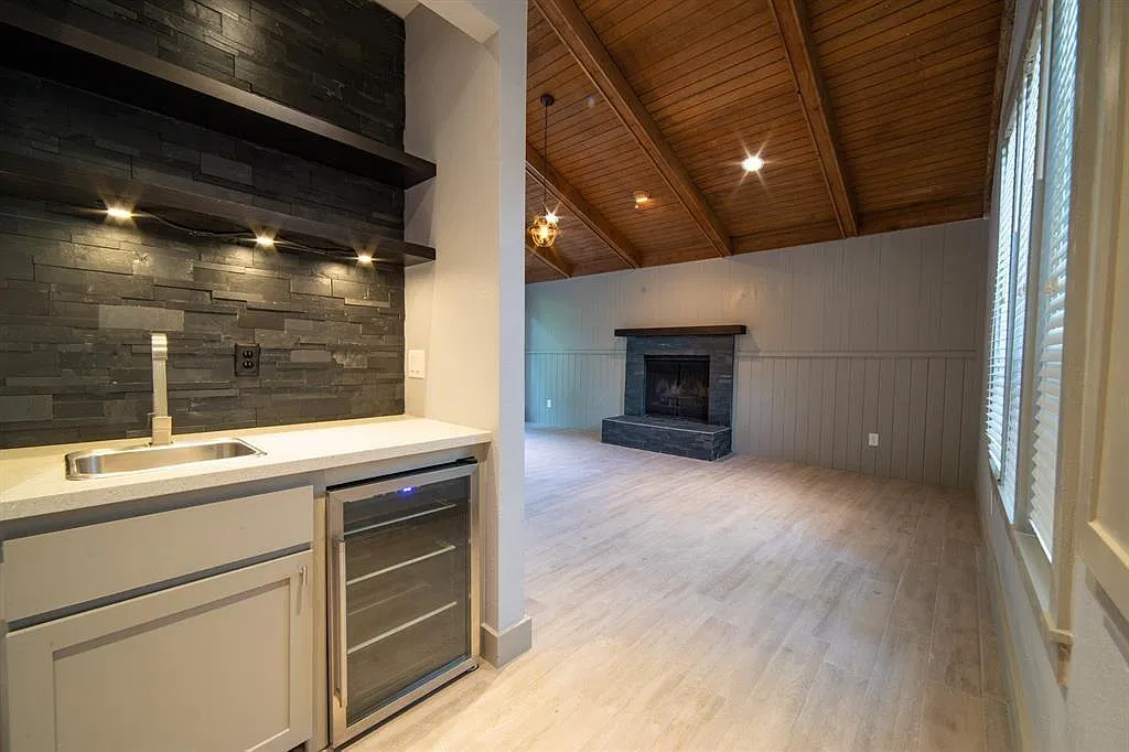 2 bed, 1391 sqft, $2,200 — Photo 1
