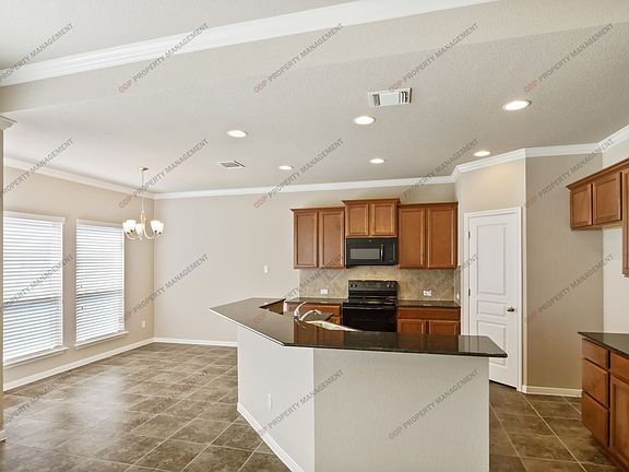 4th image of 5711 Blackstone Dr