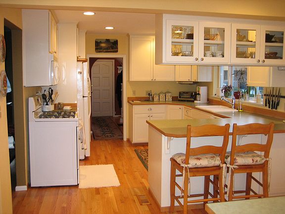 Large kitchen w/ eating space