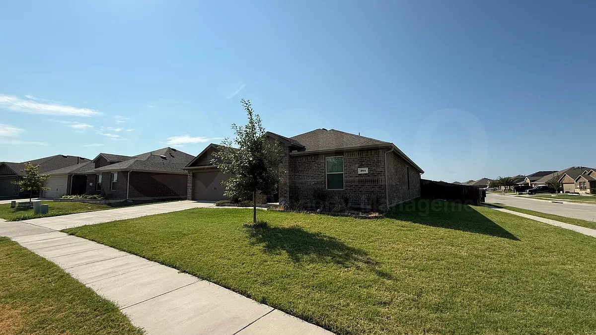 4 bed, 2.0 bath, 2730 sqft, $2,550 — Photo 2