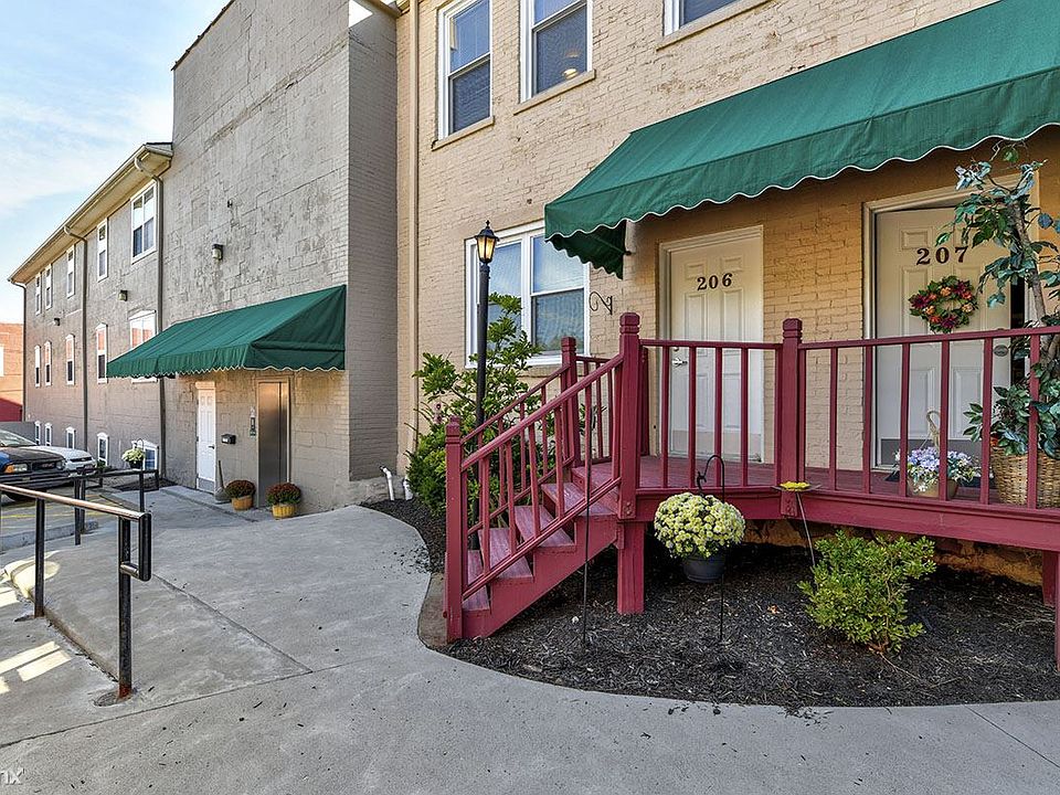St.Clairsville Courtyard