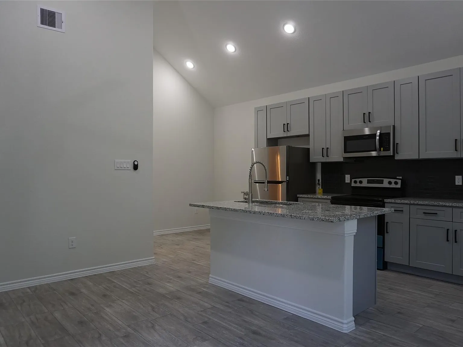 3 bed, 2.0 bath, 1000 sqft, $1,375 — Photo 3