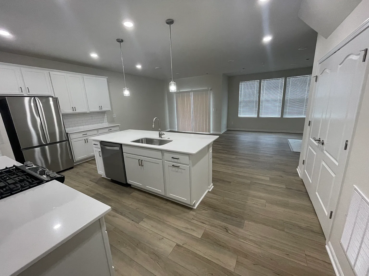 3 bed, 2.5 bath, 2025 sqft, $2,975 — Photo 2