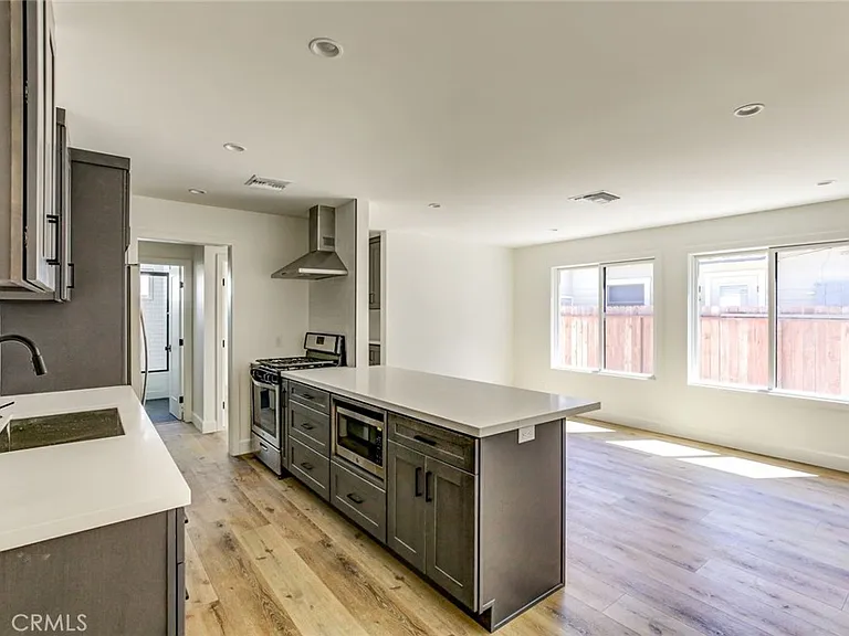 459 N Olive St — Photo 2
