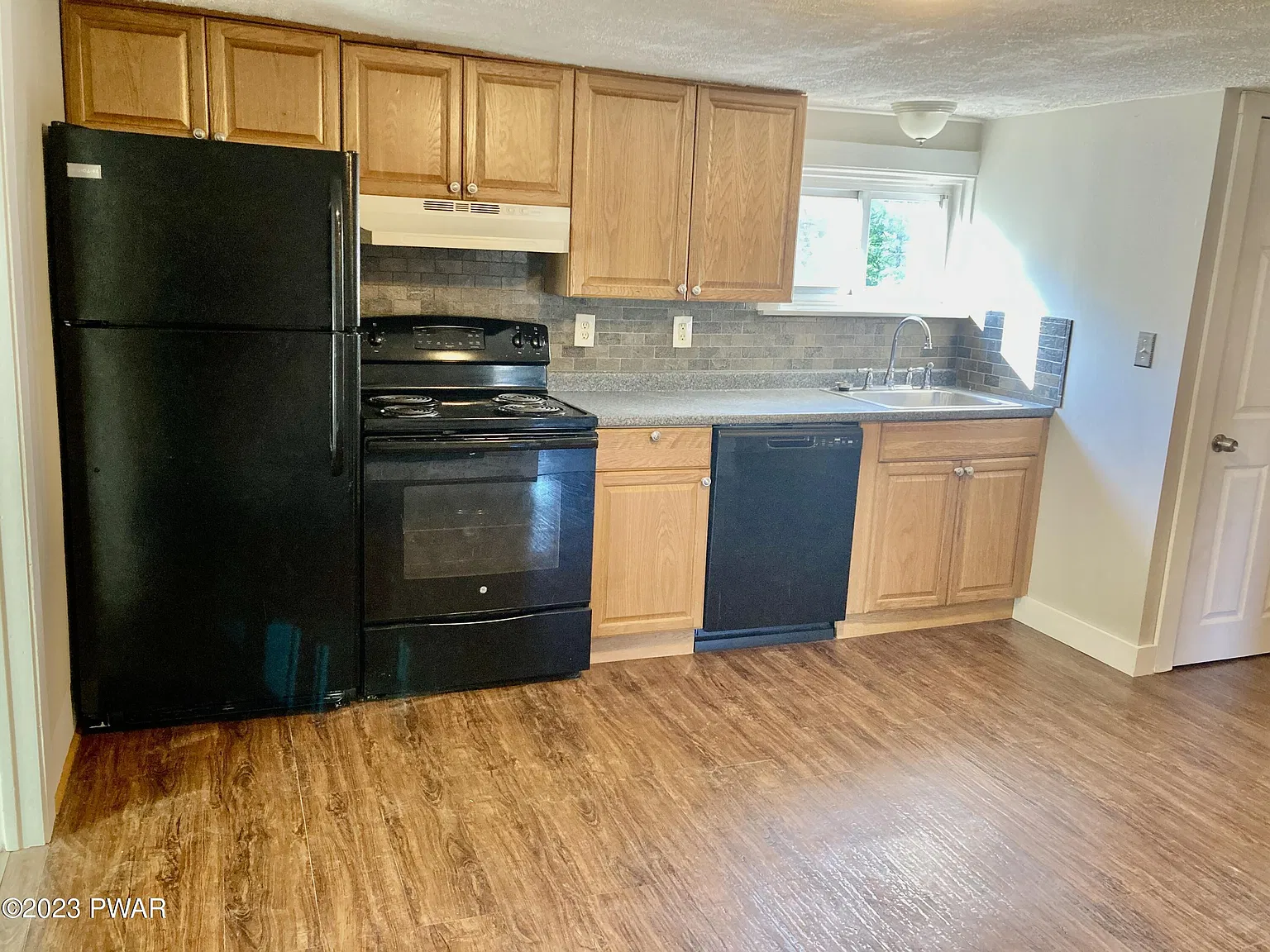 3 bed, 1.0 bath, 850 sqft, $2,100 — Photo 4