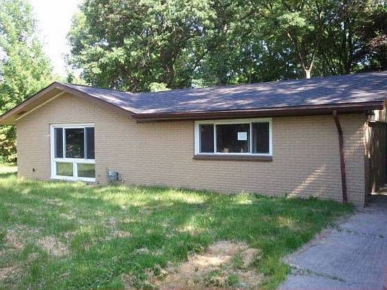 2nd image of 3876 W Big Beaver Rd