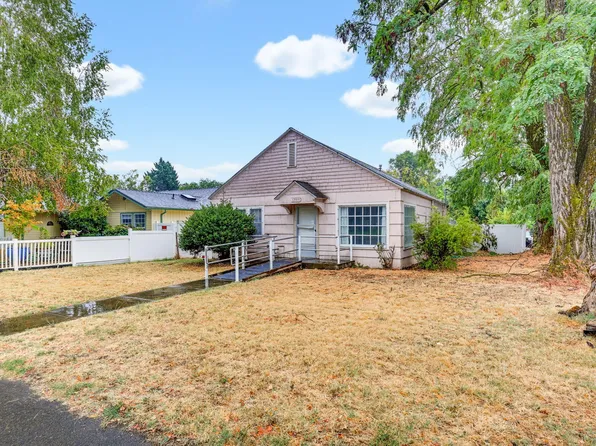 305 E Park St, Grants Pass, OR 97527