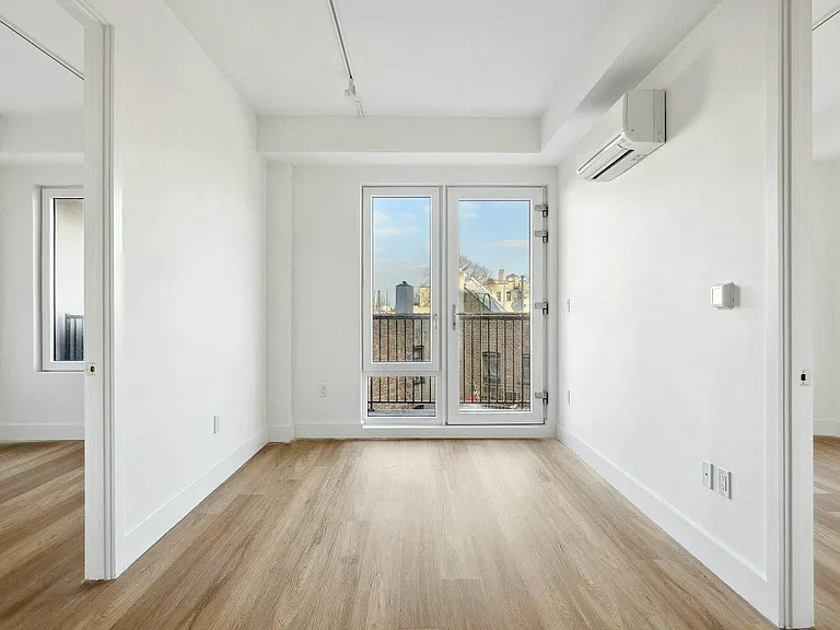 715 E 32nd St #5F — Photo 2