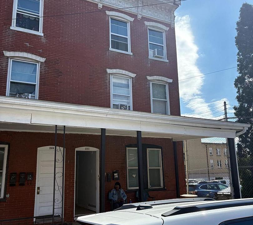 1st image of 258 E Chestnut St
