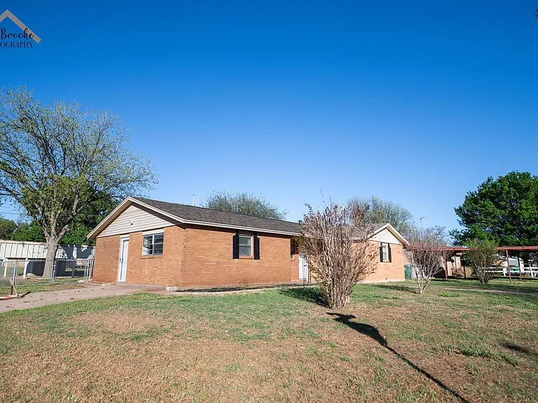 1020 W Cornelia Ave — Photo 2