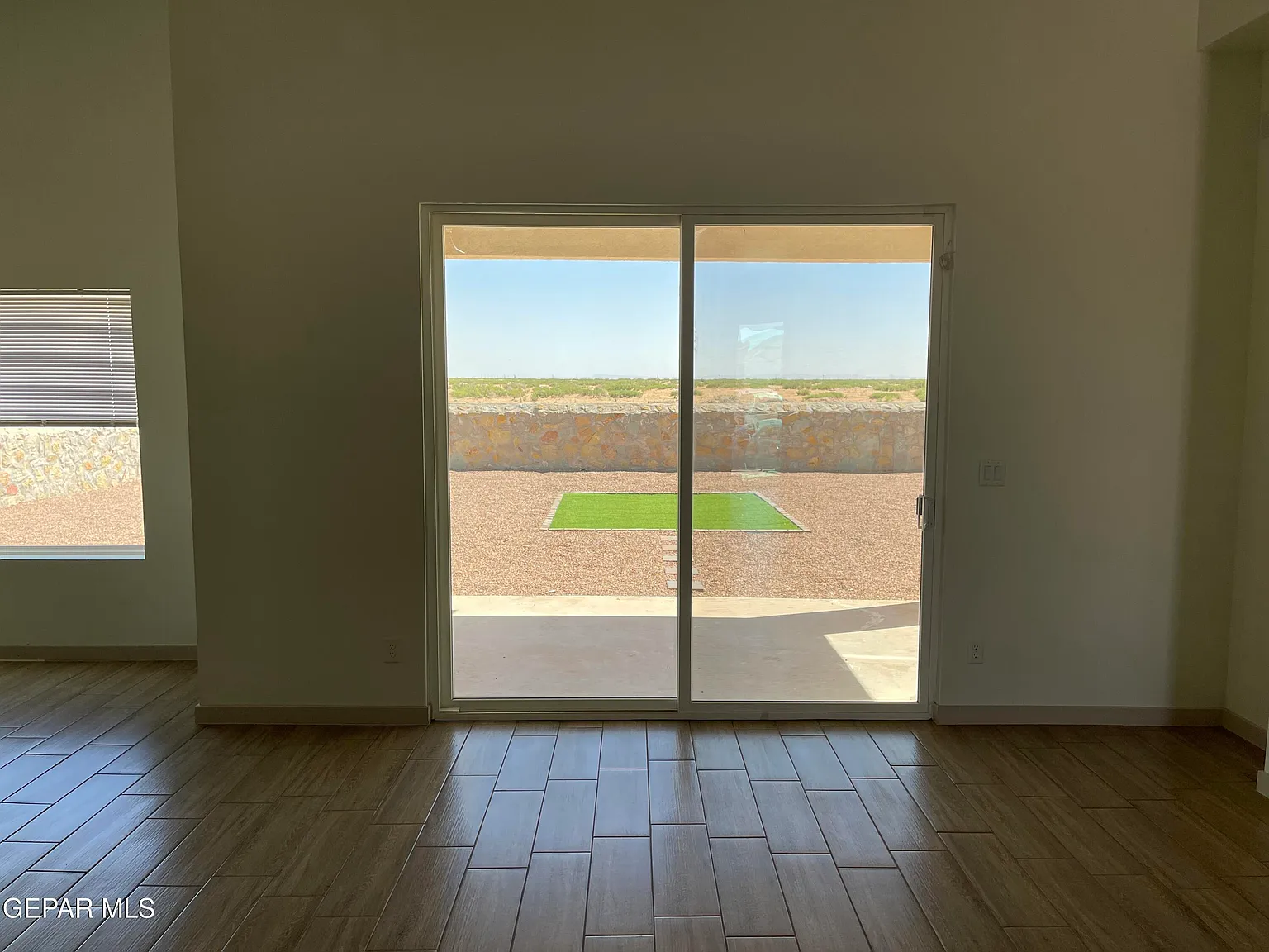 3 bed, 2.5 bath, 1943 sqft, $2,000 — Photo 3