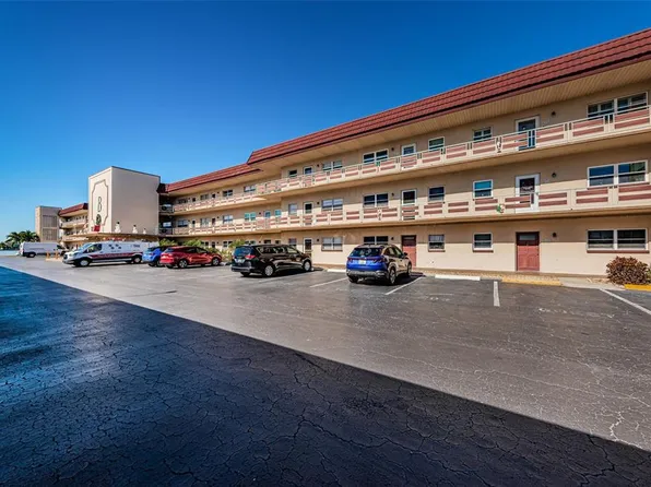 3010 59th St S APT 302, Gulfport, FL 33707