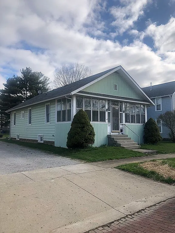 1103 W Chestnut St photo 1