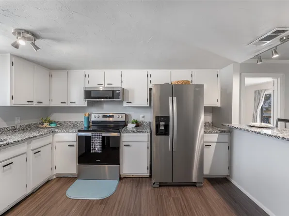 108 Harbor Dr Unit 204, Runaway Bay, TX 76426