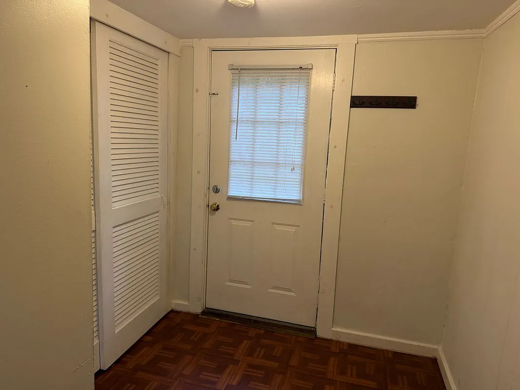 4 bed, 1.0 bath, 2000 sqft, $3,300 — Photo 4