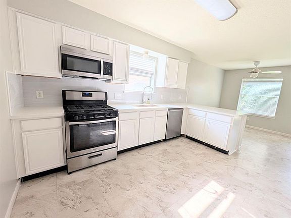 4th image of 4521 Stonebridge Dr