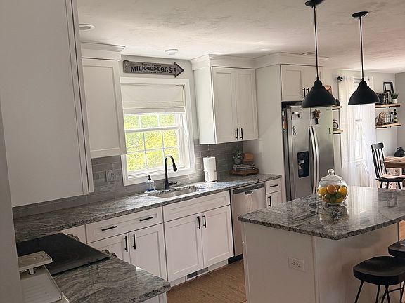 2nd image of 33 Ledgewood Cir