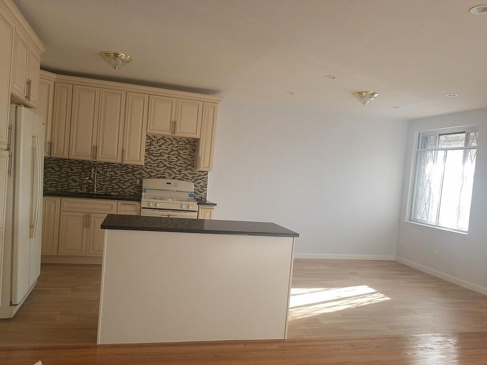 2nd image of 995 E 52nd St #2
