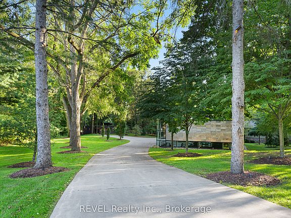 3rd image of 250 Canboro Rd