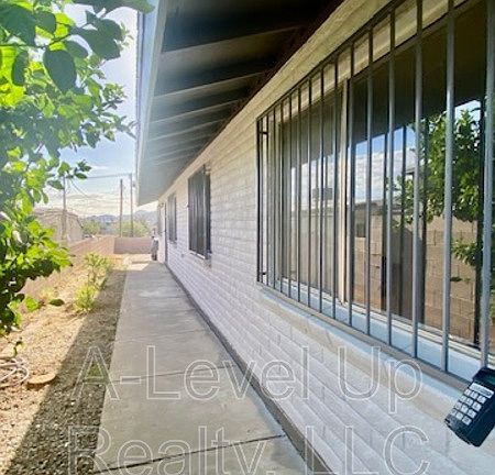 3rd image of 1027 S Santa Rita Ave