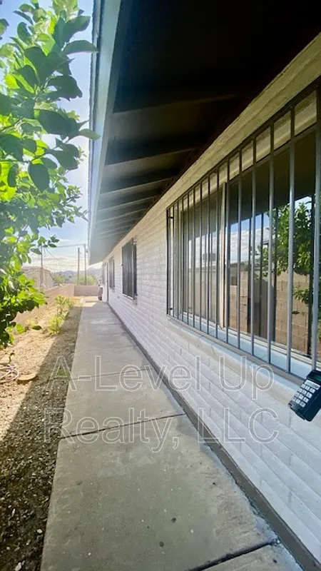 Building Photo - 1025 S Santa Rita Ave