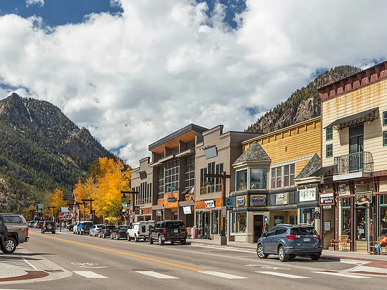 Just 2 blocks off main street. Easy walk to shops and restaurants