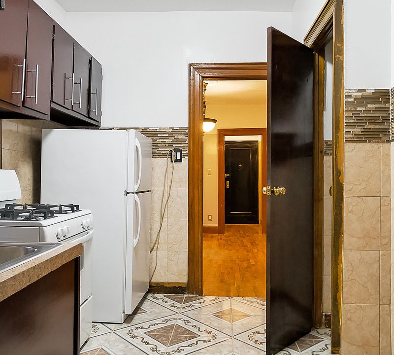 1st image of 439 Lincoln Pl APT 9