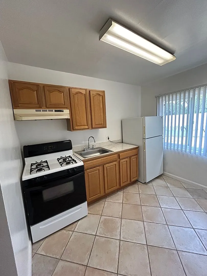 D Street Apartments — Photo 3