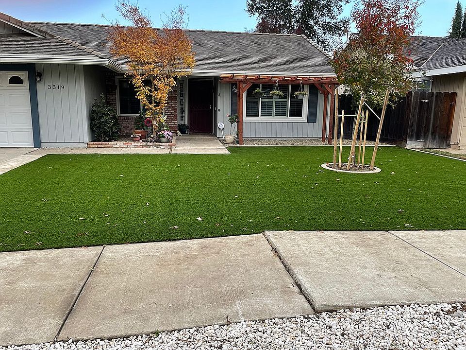 Easy care synthetic lawn 