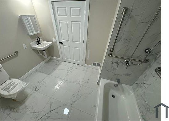 5th image of 190 Park St APT 1