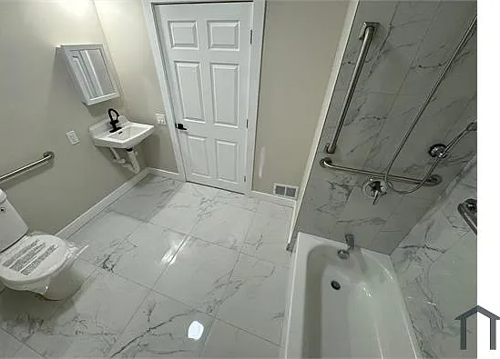 2 Bedrooms at 190 N Park St #1, East Orange NJ — photo 5