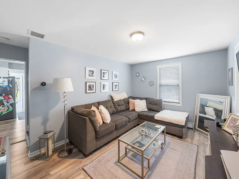 306 E Passaic Ave — Photo 3