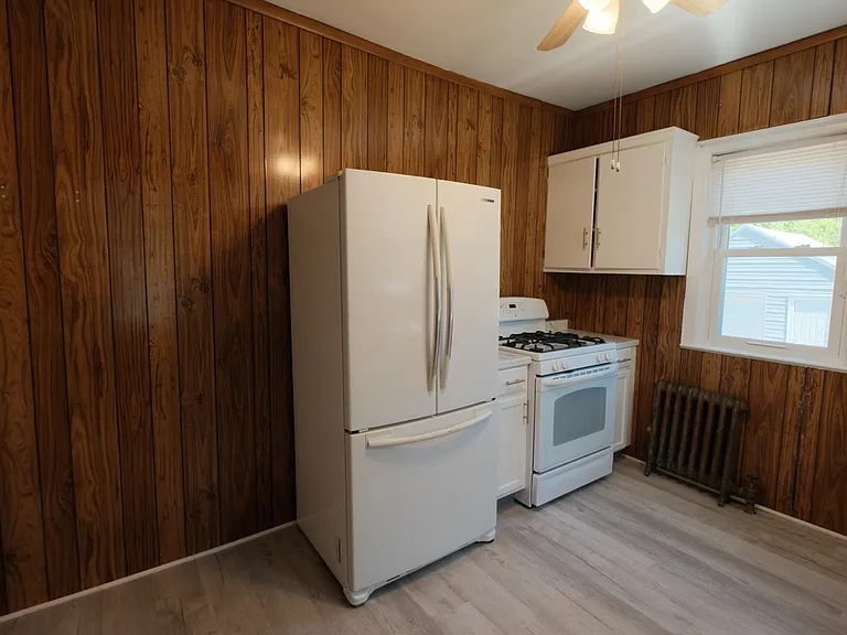 304 E Elm St — Photo 9