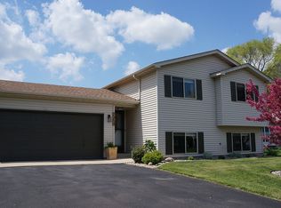 1354 Applegate Ln, Shakopee, MN 55379